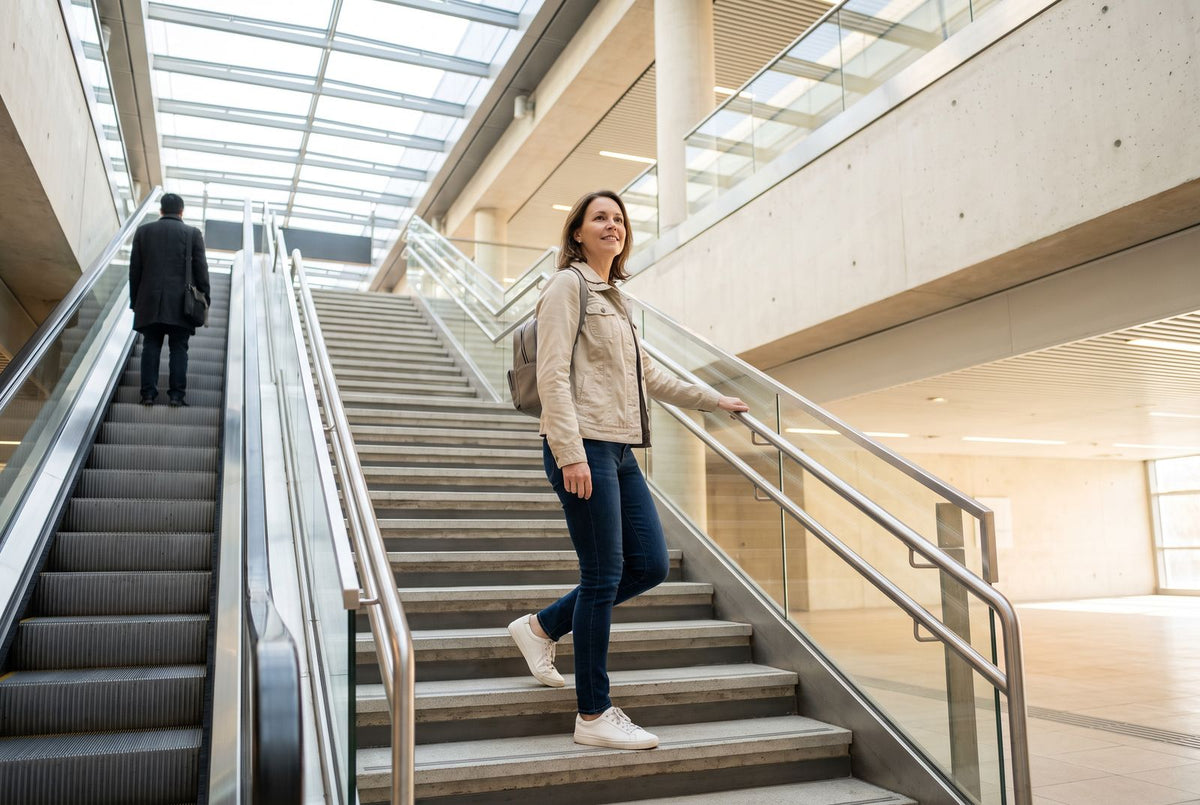 Frau nimmt im Alltag die Treppe statt der Rolltreppe
