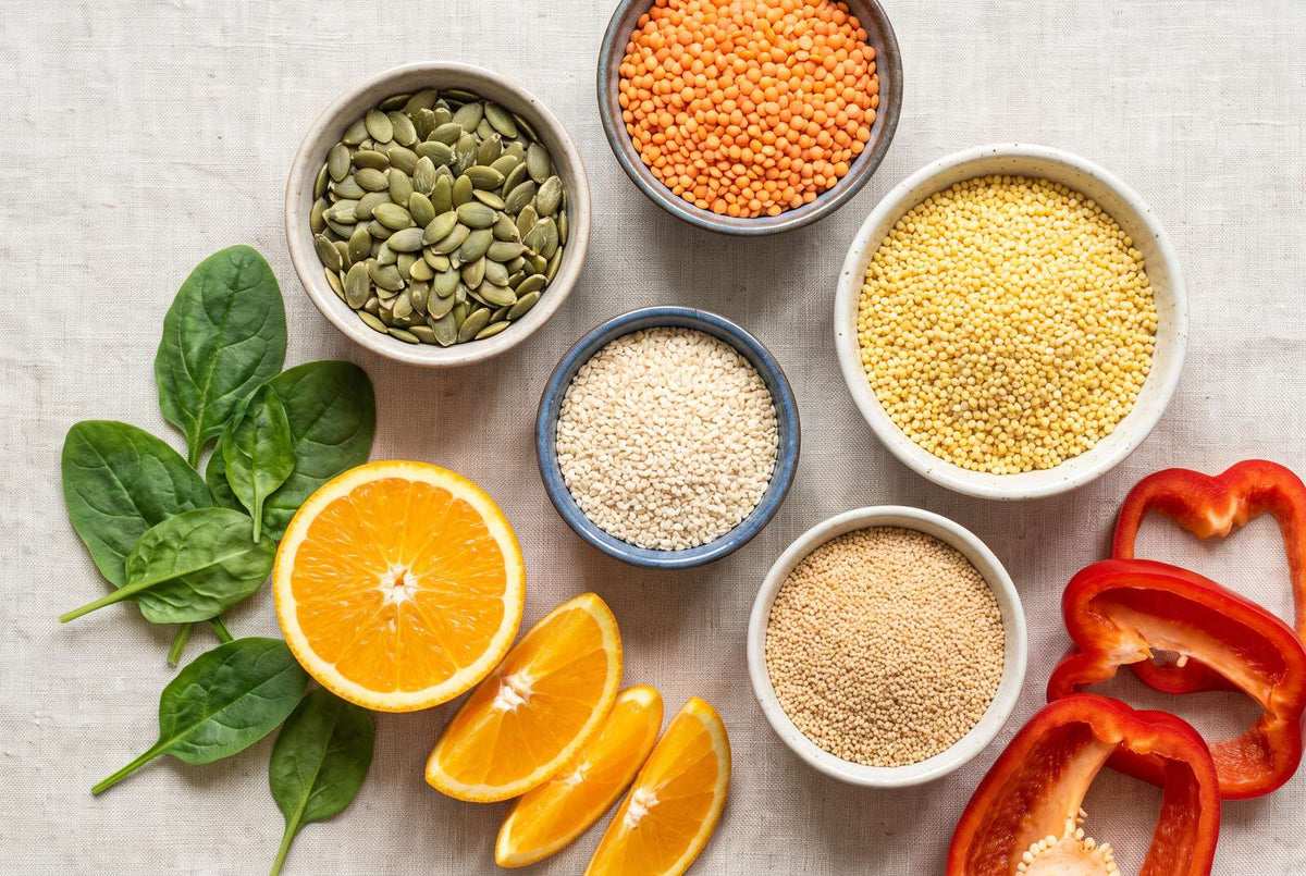 Eisenreiche pflanzliche Lebensmittel mit Paprika und Orange als Vitamin-C-Quelle