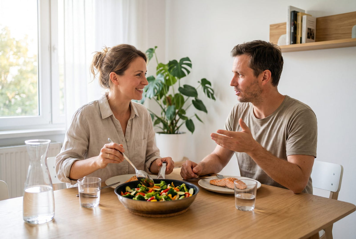 Frühes Abendessen bei Tageslicht: Gemüse, Lachs und Wasser am Tisch