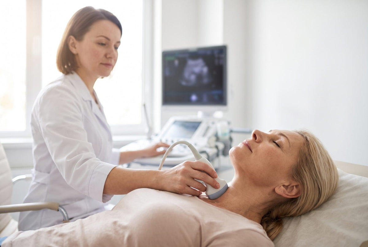 Ärztin schallt die Schilddrüse einer Patientin: Der Ultraschall misst Volumen und Knoten, der Jodwert im Urin sagt dazu nichts