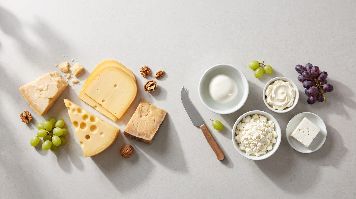 Käseplatte: gereifter Hartkäse links, frischer Käse rechts, Laktosegehalt steigt von links nach rechts