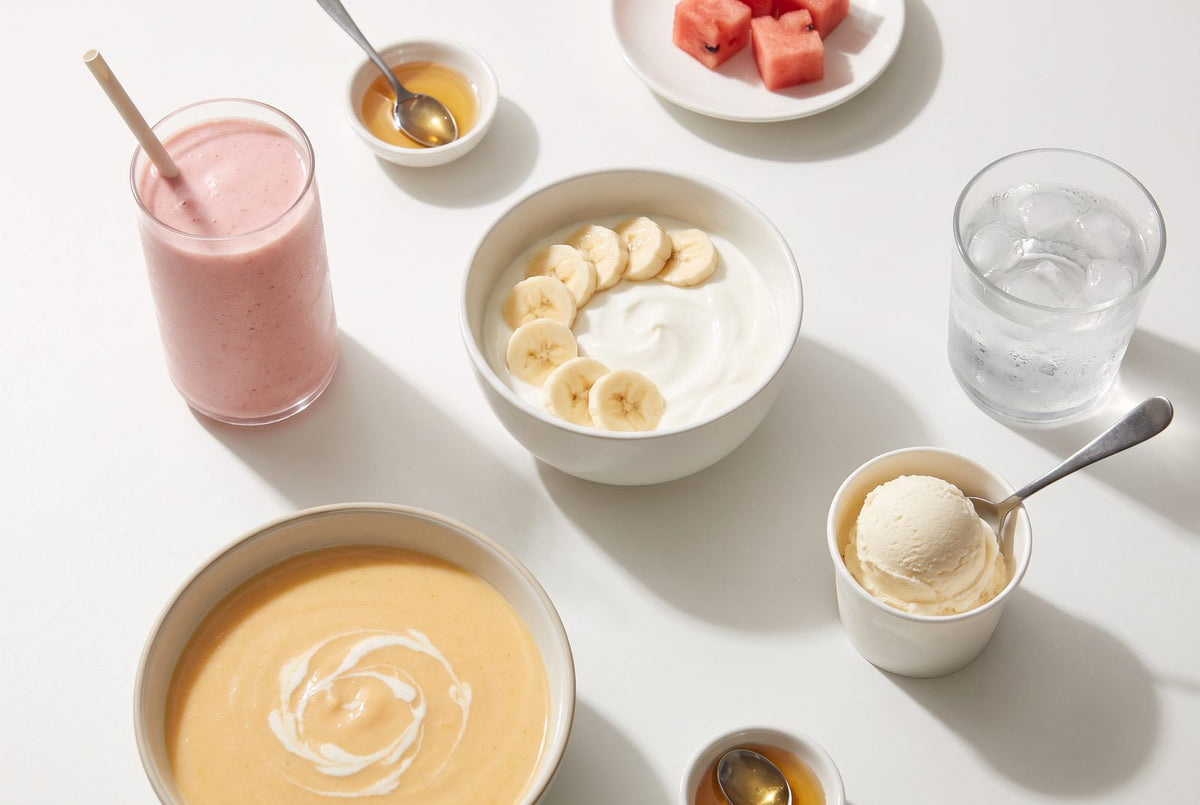 Kühle weiche Lebensmittel bei Mandelentzündung: Joghurt mit Banane, Smoothie, Cremesuppe, Eis, Melone, Wasser mit Eis