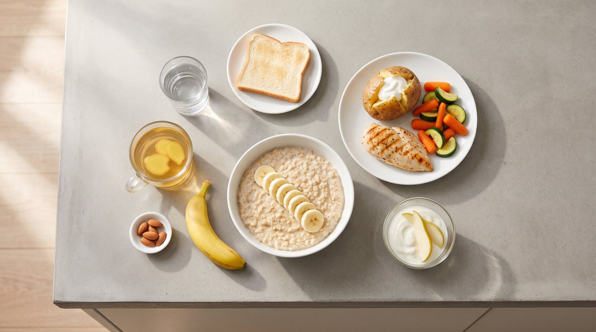 Draufsicht auf einen refluxfreundlichen Tag: Haferbrei mit Banane, Ofenkartoffel mit Hähnchen und gedünstetem Gemüse, Joghurt mit Birne, Ingwertee, stilles Wasser, Toast und Mandeln