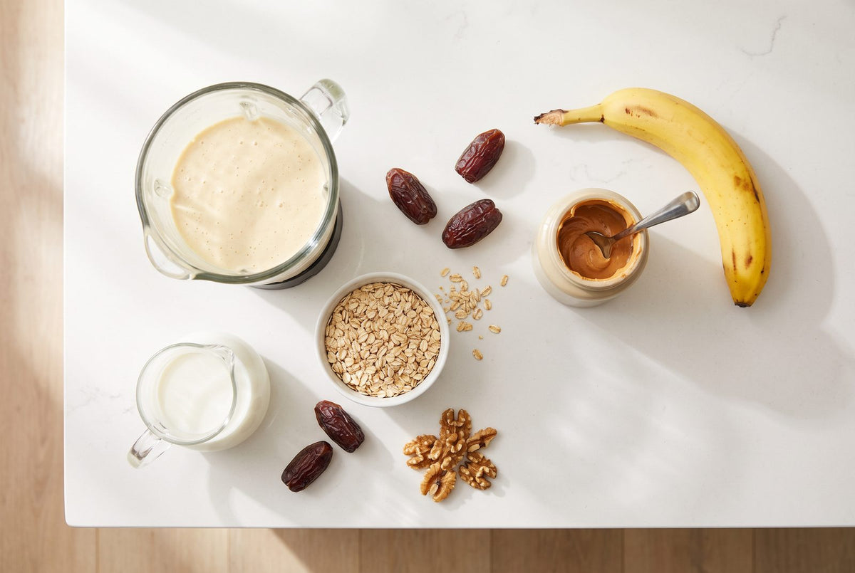 Zutaten für einen selbst gemachten hochkalorischen Shake: Banane, Erdnussmus, Haferflocken, Datteln, Walnüsse, Milch