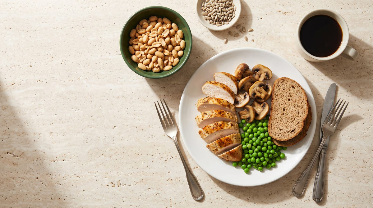 Vitamin-B3-reiche Lebensmittel: Hähnchenbrust, Thunfisch, Erdnüsse, Champignons, Vollkornbrot, Sonnenblumenkerne, Erbsen und Kaffee