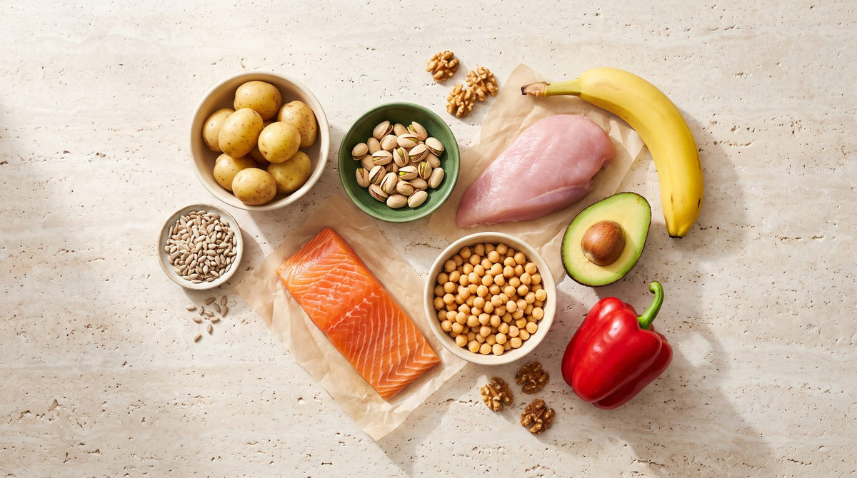 Vitamin-B6-Quellen im Überblick: Pistazien, Sonnenblumenkerne, Kichererbsen, Banane, Kartoffeln und rote Paprika aus der Pflanzenwelt, Lachs und Putenbrust als tierische Lieferanten.