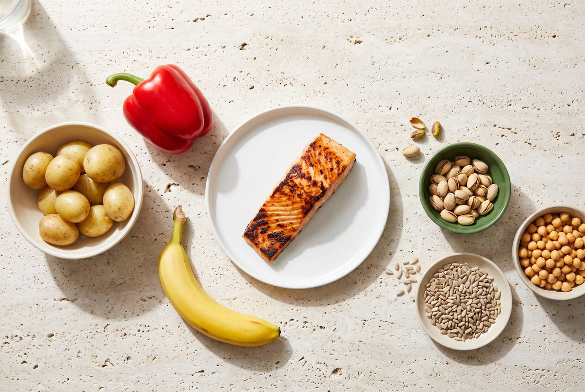 Vitamin-B6-reiche Lebensmittel: Lachs, Pellkartoffeln, Paprika, Banane, Pistazien, Kichererbsen und Sonnenblumenkerne