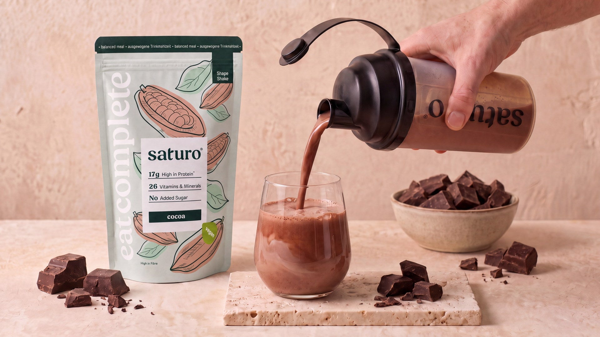 Saturo Shape Shake Cocoa wird aus dem Shaker in ein Glas gegossen