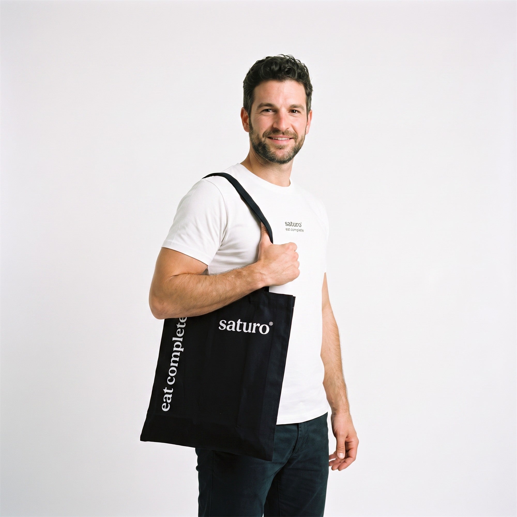 Saturo Tragetasche Schwarz am Model – Mann