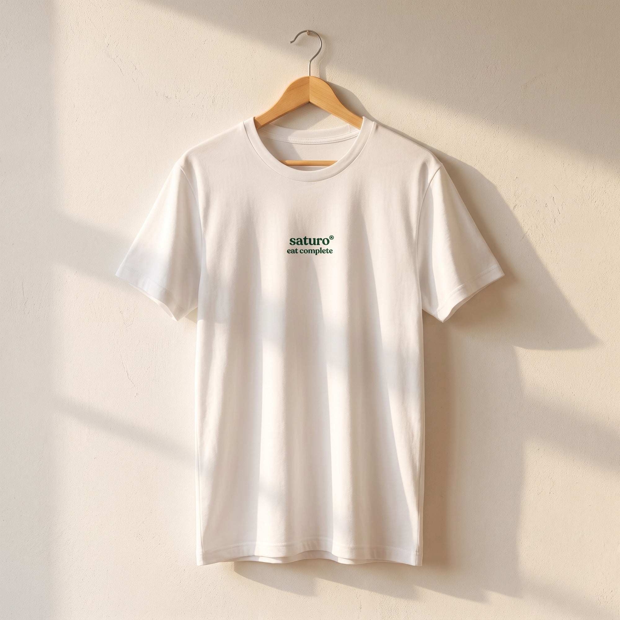 Saturo T-Shirt Weiß am Kleiderbügel