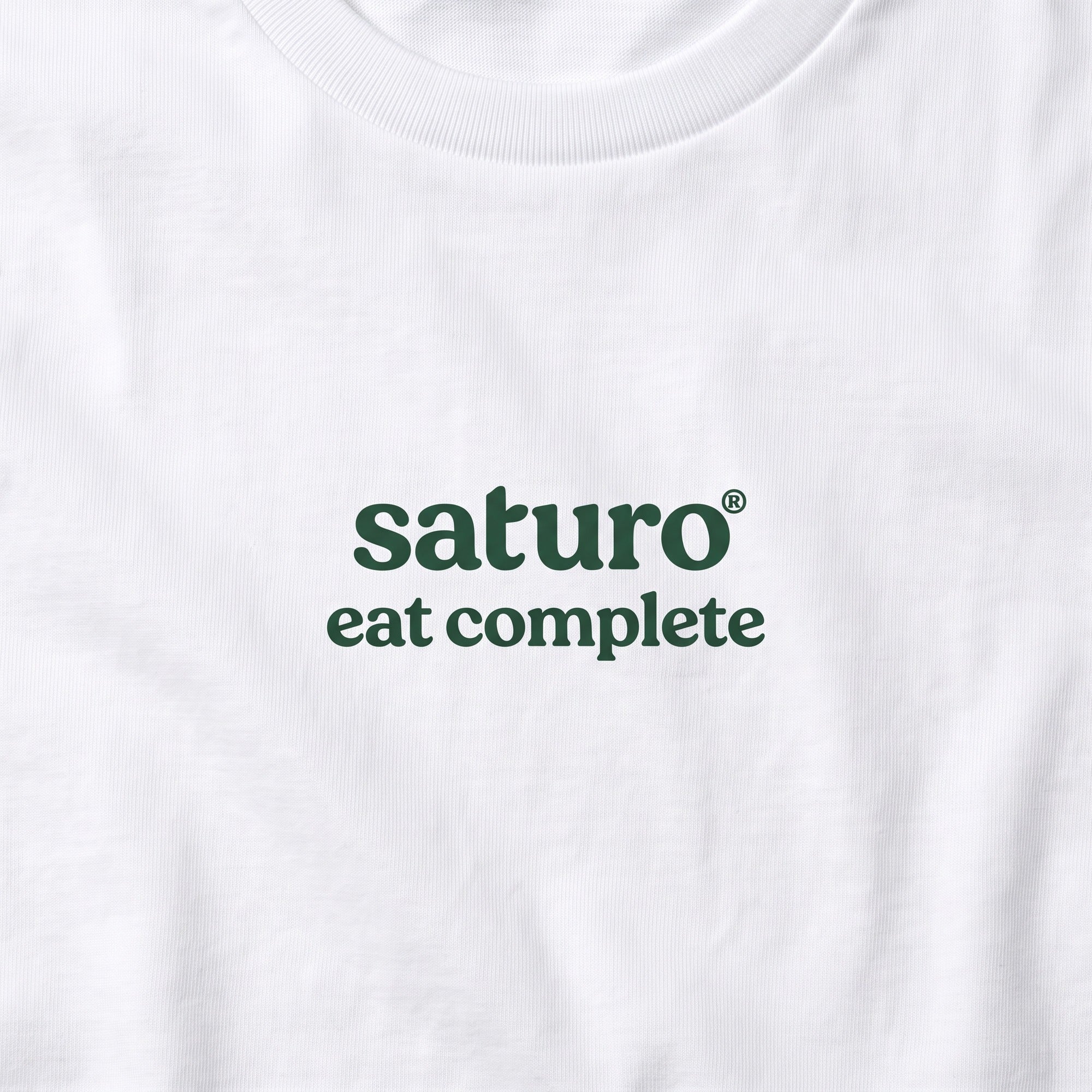 Saturo T-Shirt Weiß – Logo-Print Nahaufnahme