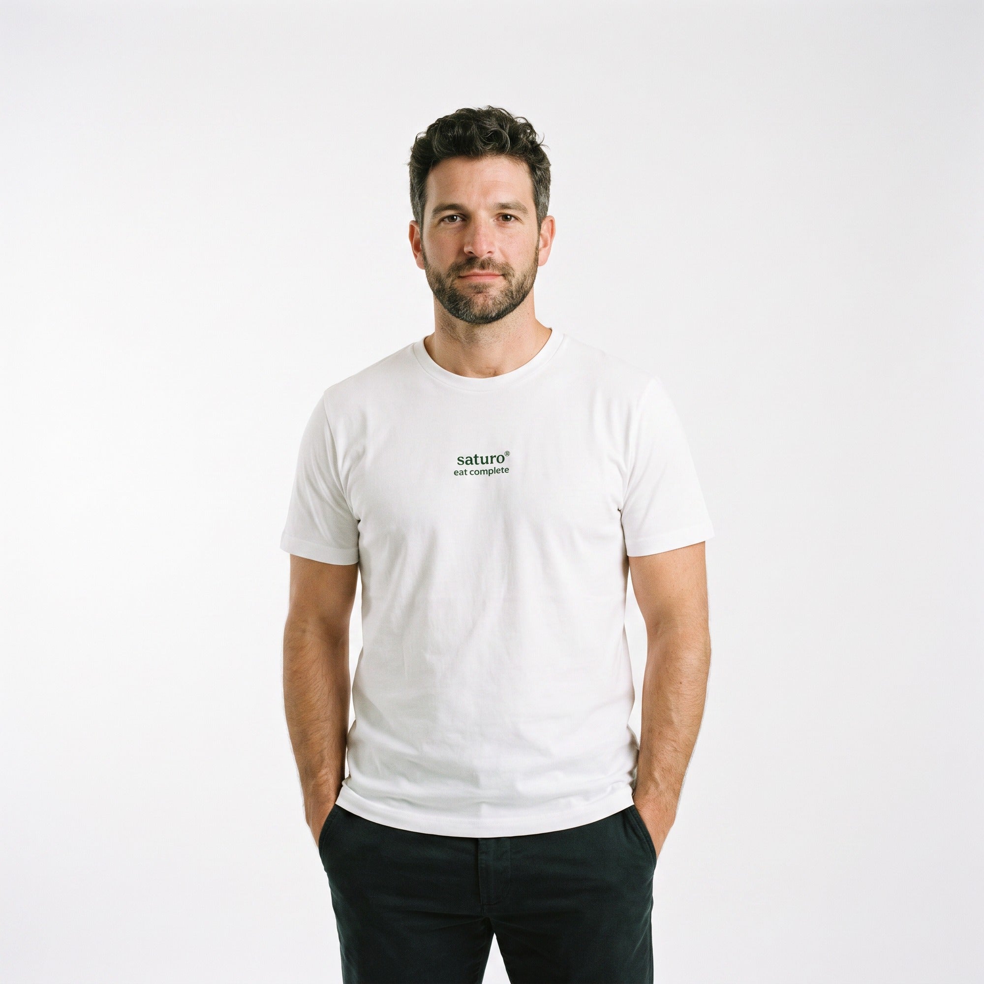 Saturo T-Shirt Weiß am Model – frontal